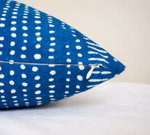 Load image into Gallery viewer, Indigo blue pillow with white pattern 24"x24"
