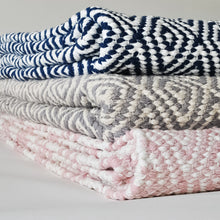 Load image into Gallery viewer, modern rug with trellis pattern for living room and bedroom